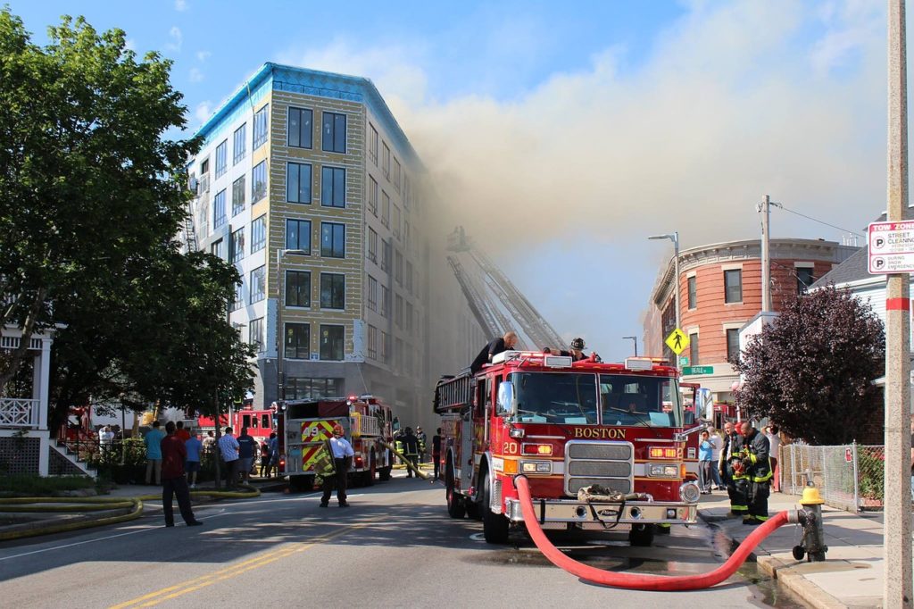 中高層建築物における火災によりビルから煙が出ている
