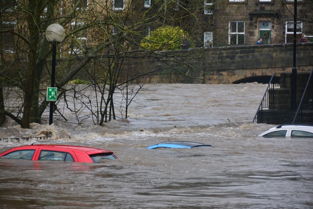 洪水により沈む車