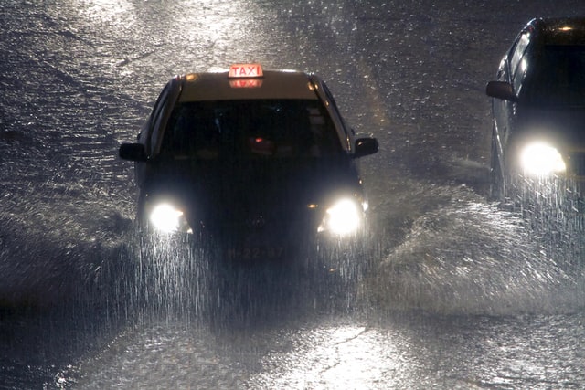 大雨による冠水と自動車